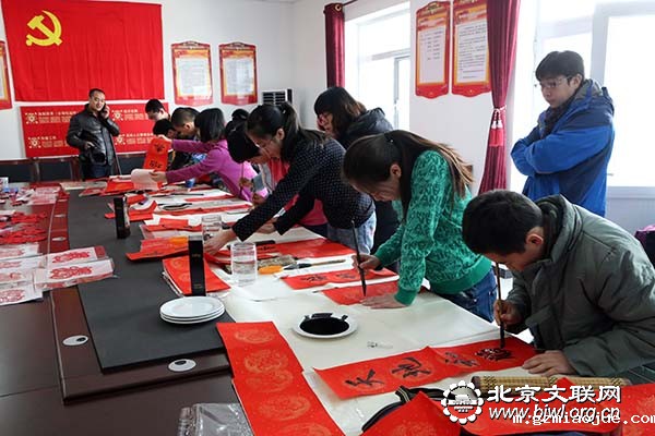 小书法爱好者正在创作 小书法爱好者正在创作