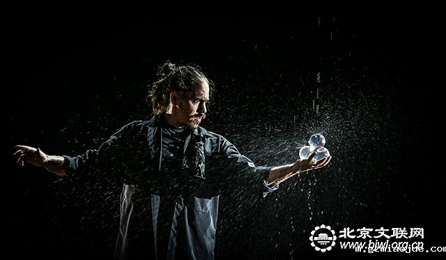 2015年FISM世界魔术大会一般部门第二名:Miguel Munoz 米格尔·穆尼奥斯副本