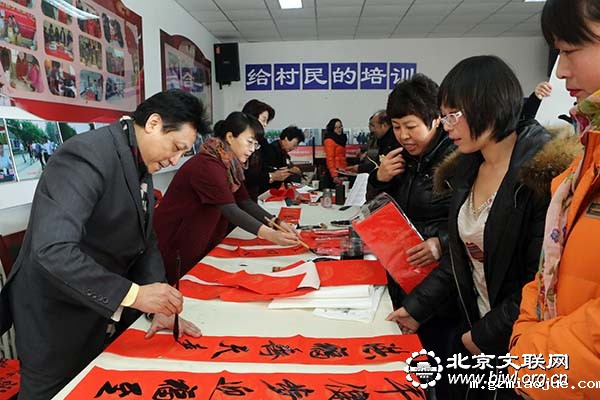 田伯平为村民创作春联 田伯平为村民创作春联