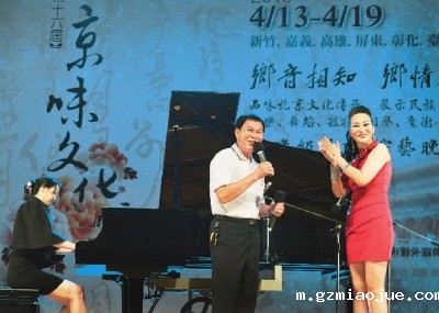 06 殷瑛、杨千莹与南哥同台表演 06 殷瑛、杨千莹与南哥同台表演