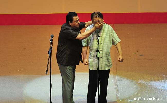 著名相声表演艺术家李金斗、李建华表演相声《欢歌笑语》 著名相声表演艺术家李金斗、李建华表演相声《欢歌笑语》
