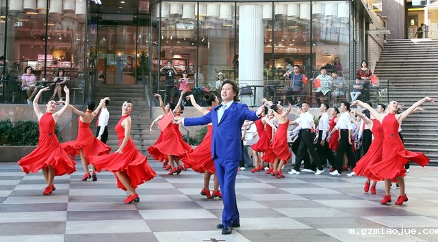 5朝阳区文联举办“我爱你中国”千人快闪活动(摄影:孙玉芬) 5朝阳区文联举办“我爱你中国”千人快闪活动(摄影:孙玉芬)