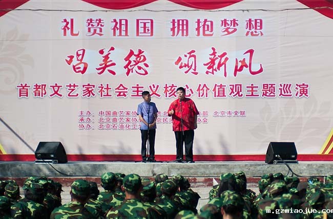 应宁、王磊表演相声《生活细节》 应宁、王磊表演相声《生活细节》