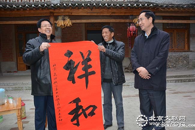 王献坤向郧县樱桃沟村移民村民赠送作品 王献坤向郧县樱桃沟村移民村民赠送作品