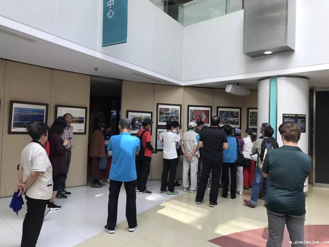 观众参观展览 观众参观展览