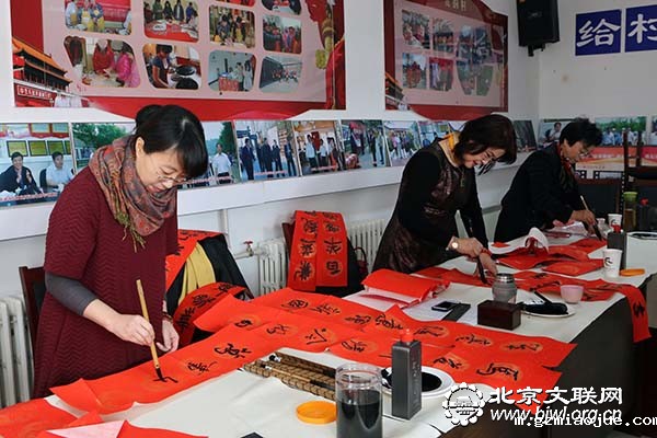 女书家创作春联 女书家创作春联