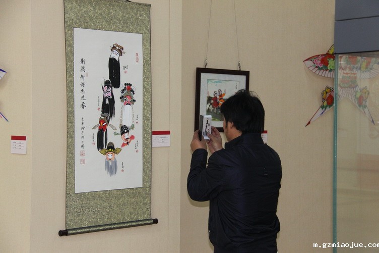 1观众为脸谱作品拍照.jpg 1观众为脸谱作品拍照.jpg