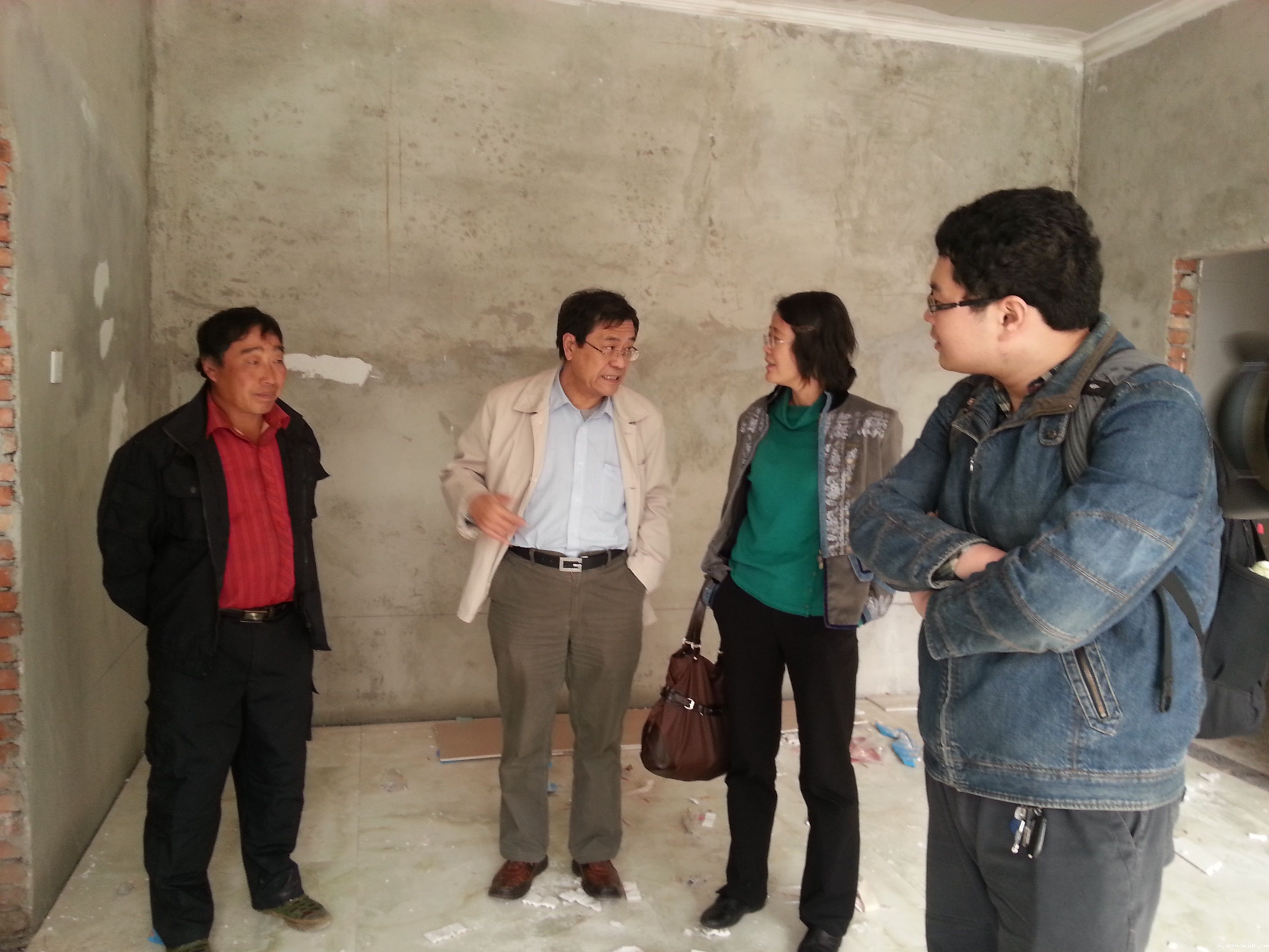 民俗学者向小梁前村村民了解村中情况_1.jpg 民俗学者向小梁前村村民了解村中情况_1.jpg