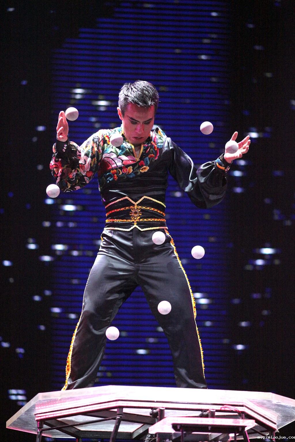 激踏?球技(中国杂技团有限公司).jpg 激踏?球技(中国杂技团有限公司).jpg