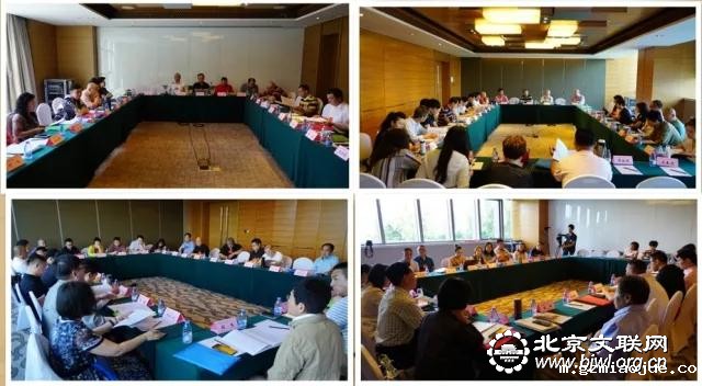 代表们分组讨论 代表们分组讨论