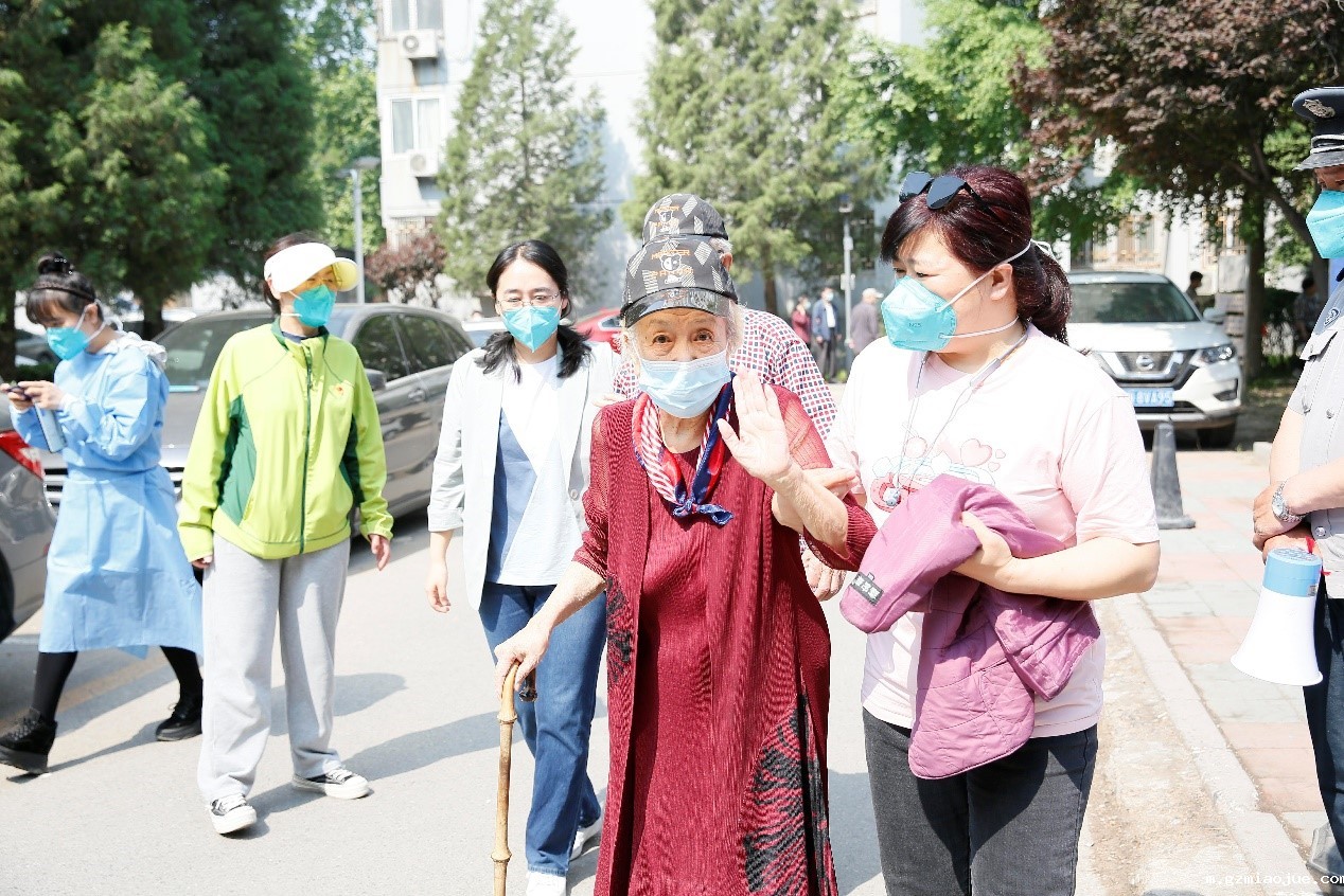 著名演员谢芳老师夫妇在社工的引导下做核酸 著名演员谢芳老师夫妇在社工的引导下做核酸