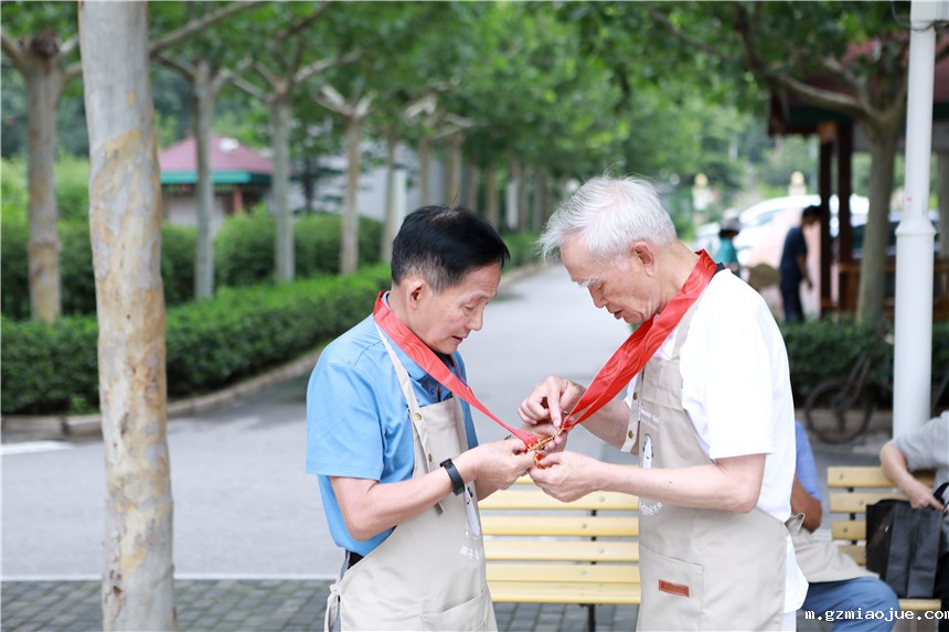 两位老兵欣赏胸前的纪念章