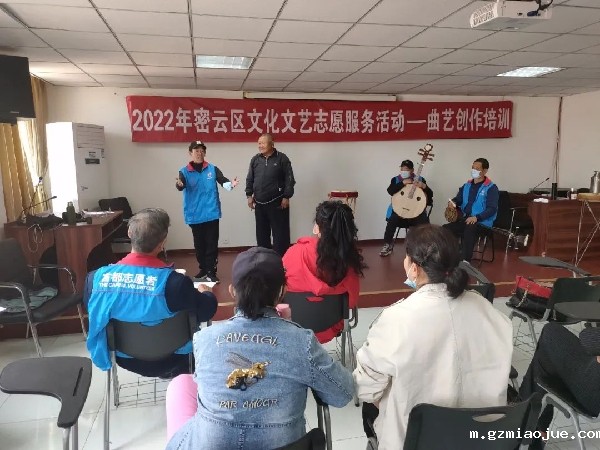 插图2：老师为学员演示指导