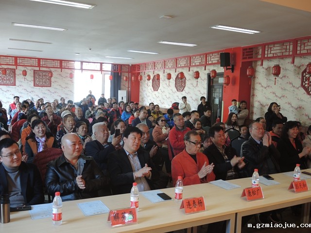 5-认真观看演出的观众（任海濛摄）