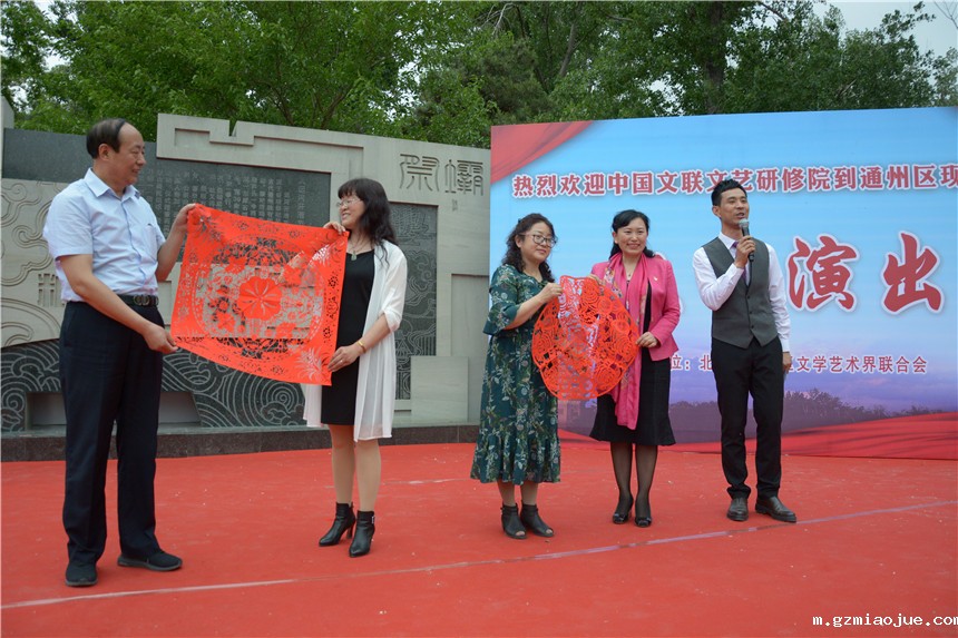 宁夏文联艺术家现场剪纸