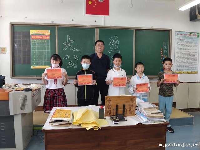 12 任学增和获奖的学生合影 12 任学增和获奖的学生合影