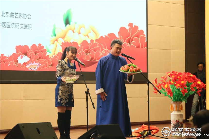 古彩戏法《蟠桃献寿》表演者：泽龙、李丽