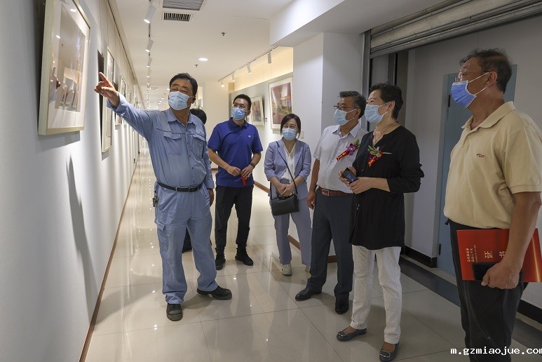 2-嘉宾们参观展览 2-嘉宾们参观展览