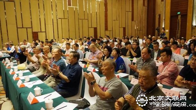 与会代表热烈鼓掌 与会代表热烈鼓掌