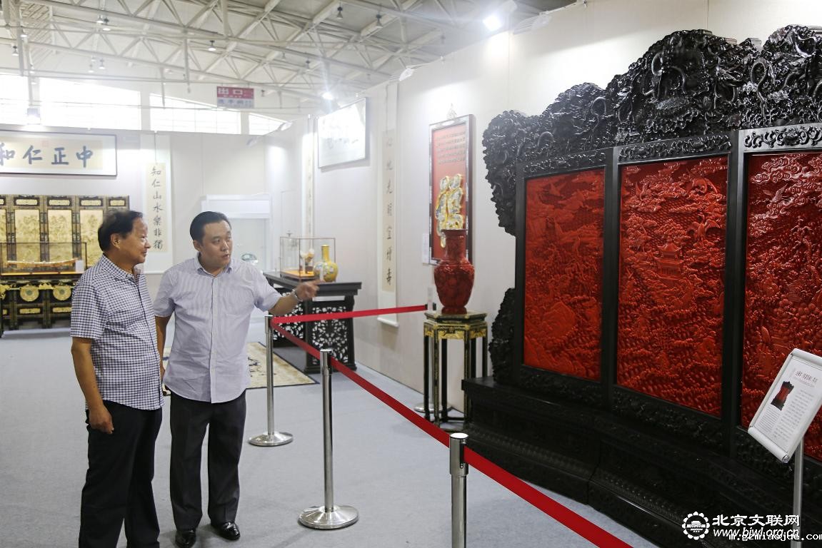 北京市文联主席张和平参观燕京八绝展区（第二张）