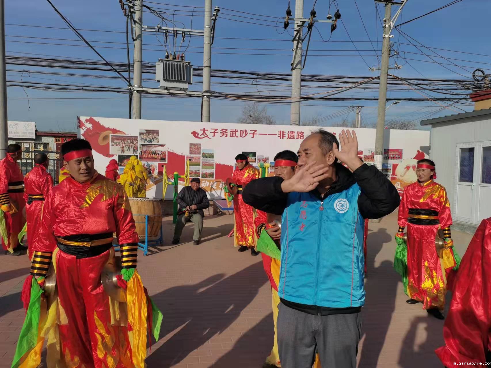 大兴民间文艺家协会主席赵玉良(右)和表演队演员交流 大兴民间文艺家协会主席赵玉良(右)和表演队演员交流