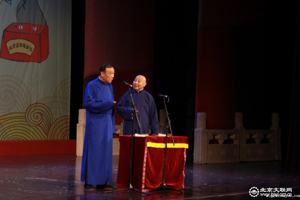 康松广、王文林为观众表演相声《山东话》 高明菲 摄 康松广、王文林为观众表演相声《山东话》 高明菲 摄