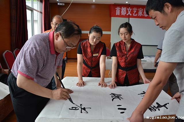 书法家郑轩正在创作