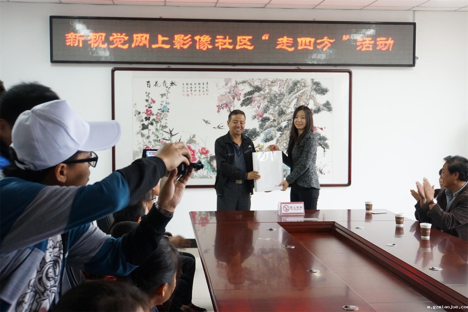 ”北晚新视觉“向冯家峪中心小学赠送拍片手机