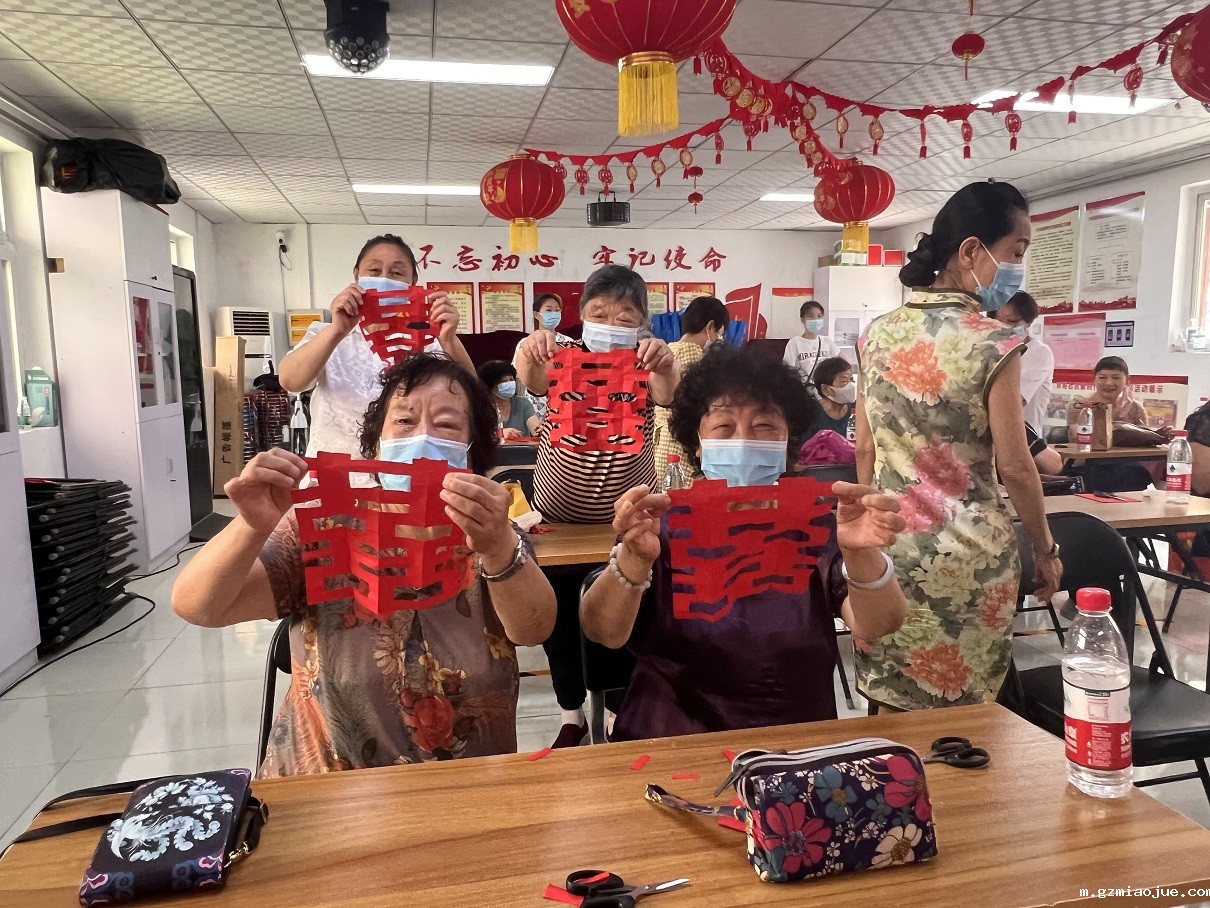 7、居民们展示自己的劳动成果 7、居民们展示自己的劳动成果