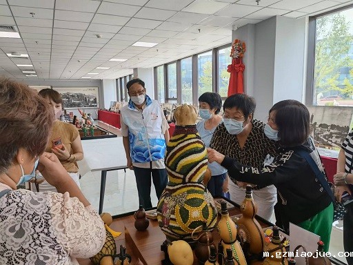 参观展览 (3) 参观展览 (3)