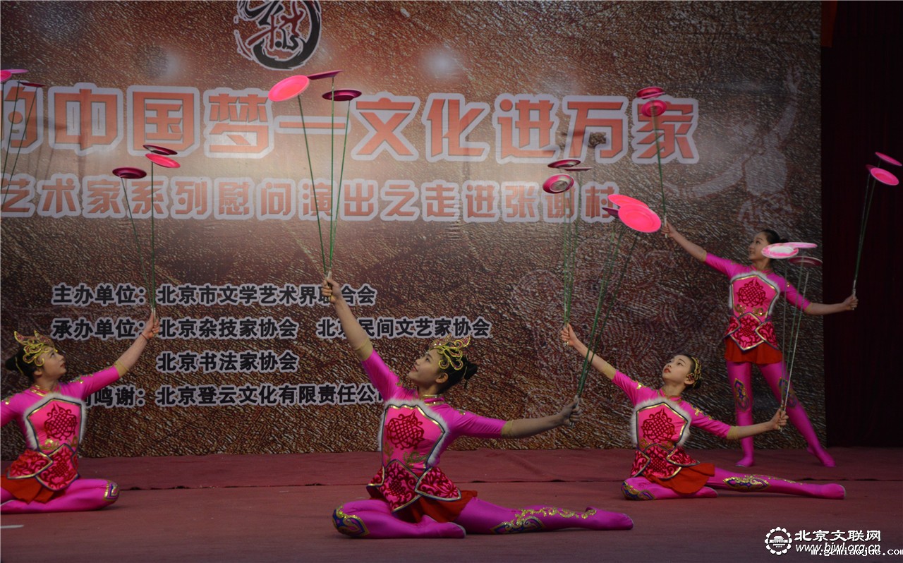 北京杂技团表演杂技《彩蝶纷飞》