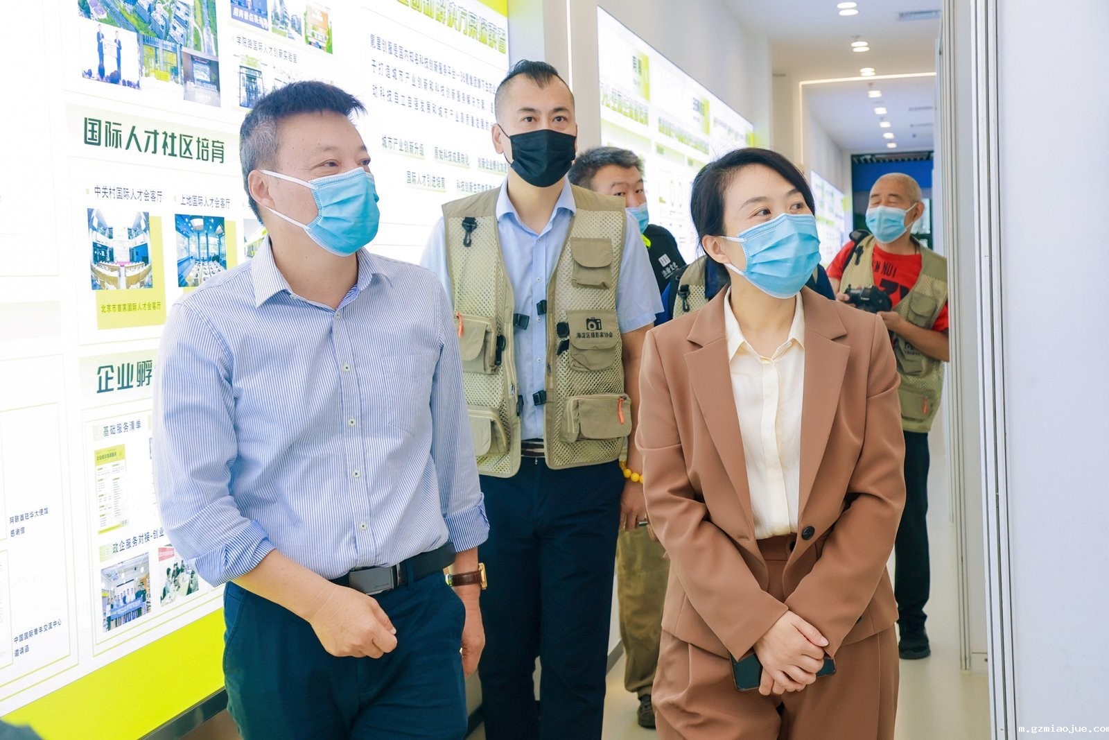 海淀区文联副主席叶宏奇(左一)参观中 海淀区文联副主席叶宏奇(左一)参观中