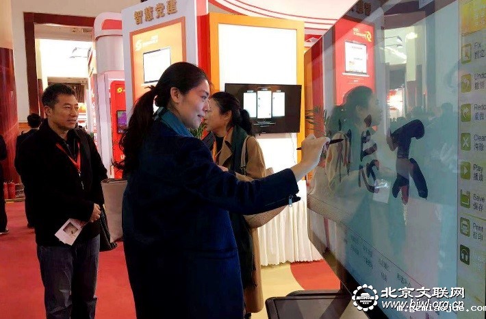 1北京市文联副主席白靖毅在汇展现场 1北京市文联副主席白靖毅在汇展现场