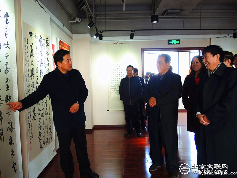 2-京津冀三地部分领导观看展览（任海濛摄）