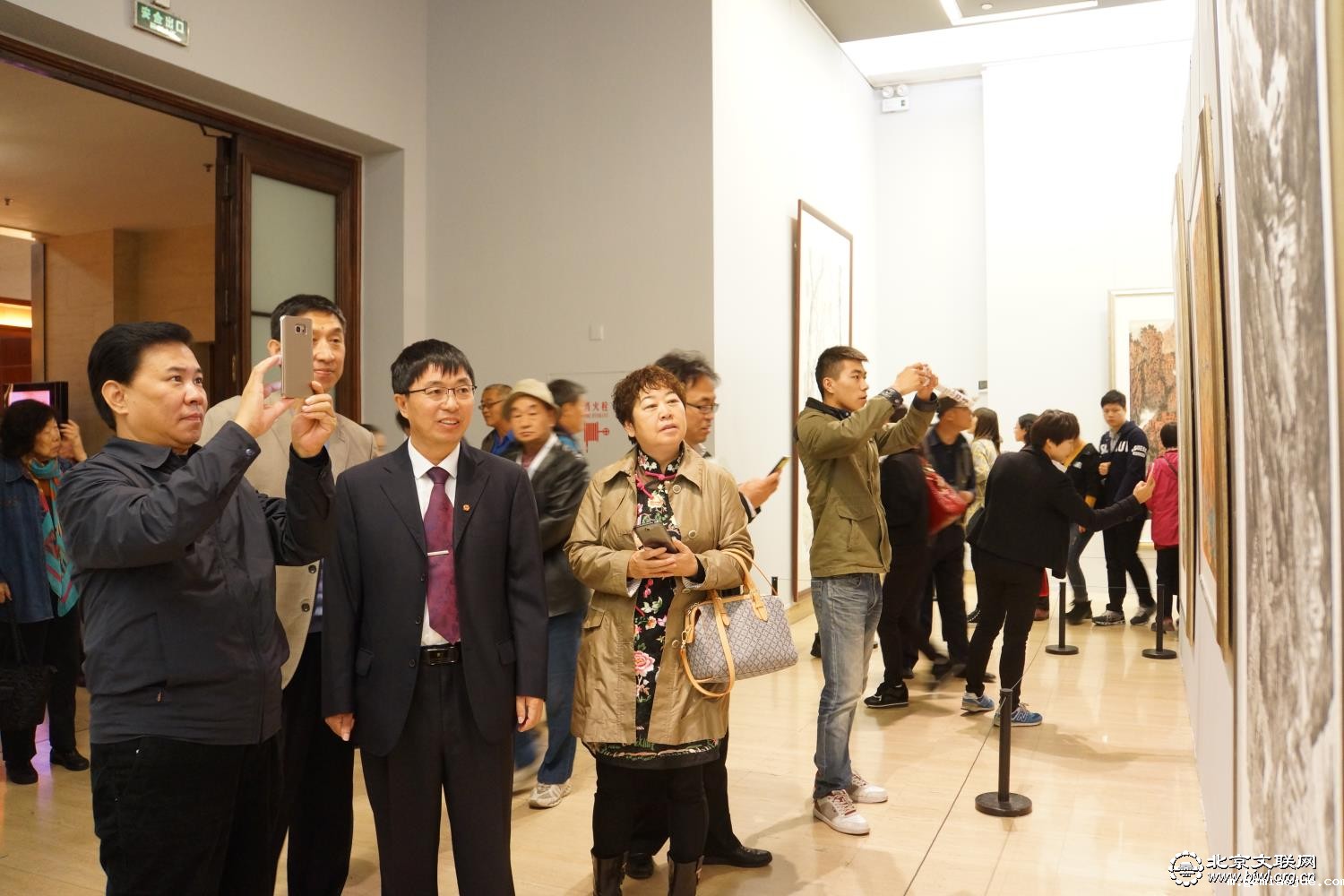 7、领导一行观看展览