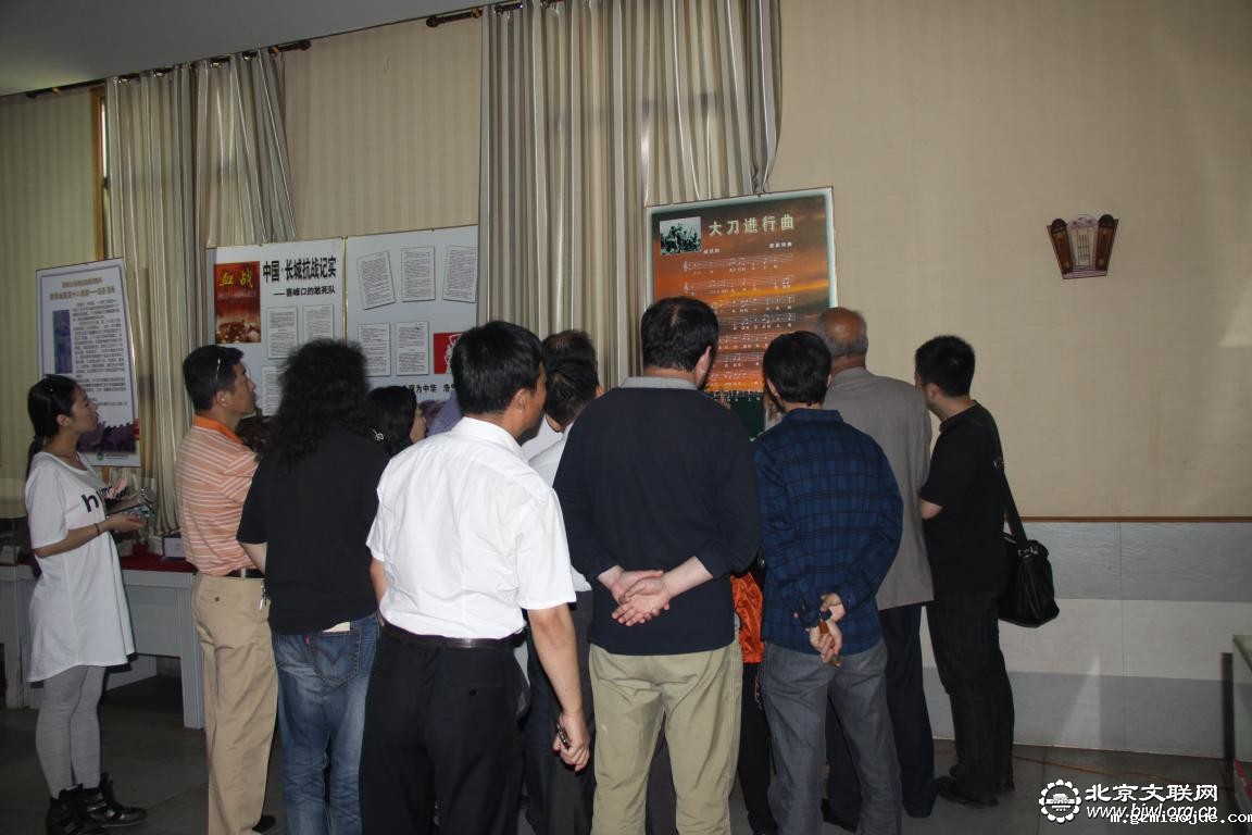 在喜峰口参观博物馆2