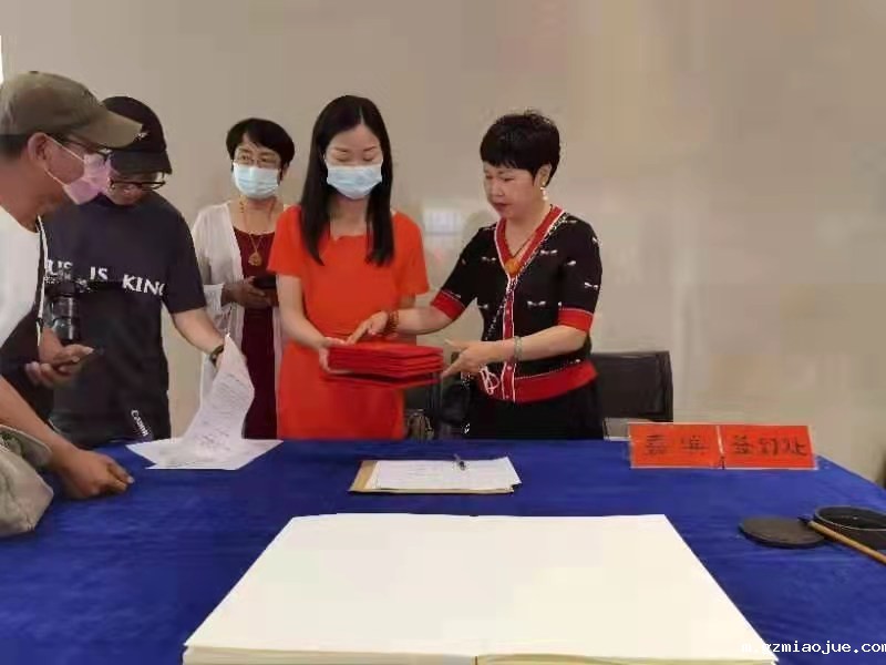 签到处作者和工作人员紧张忙禄 签到处作者和工作人员紧张忙禄