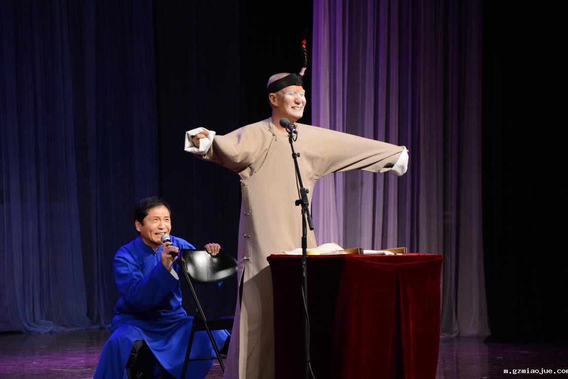 张志强、莫岐表演双簧《欢天喜地》.JPG