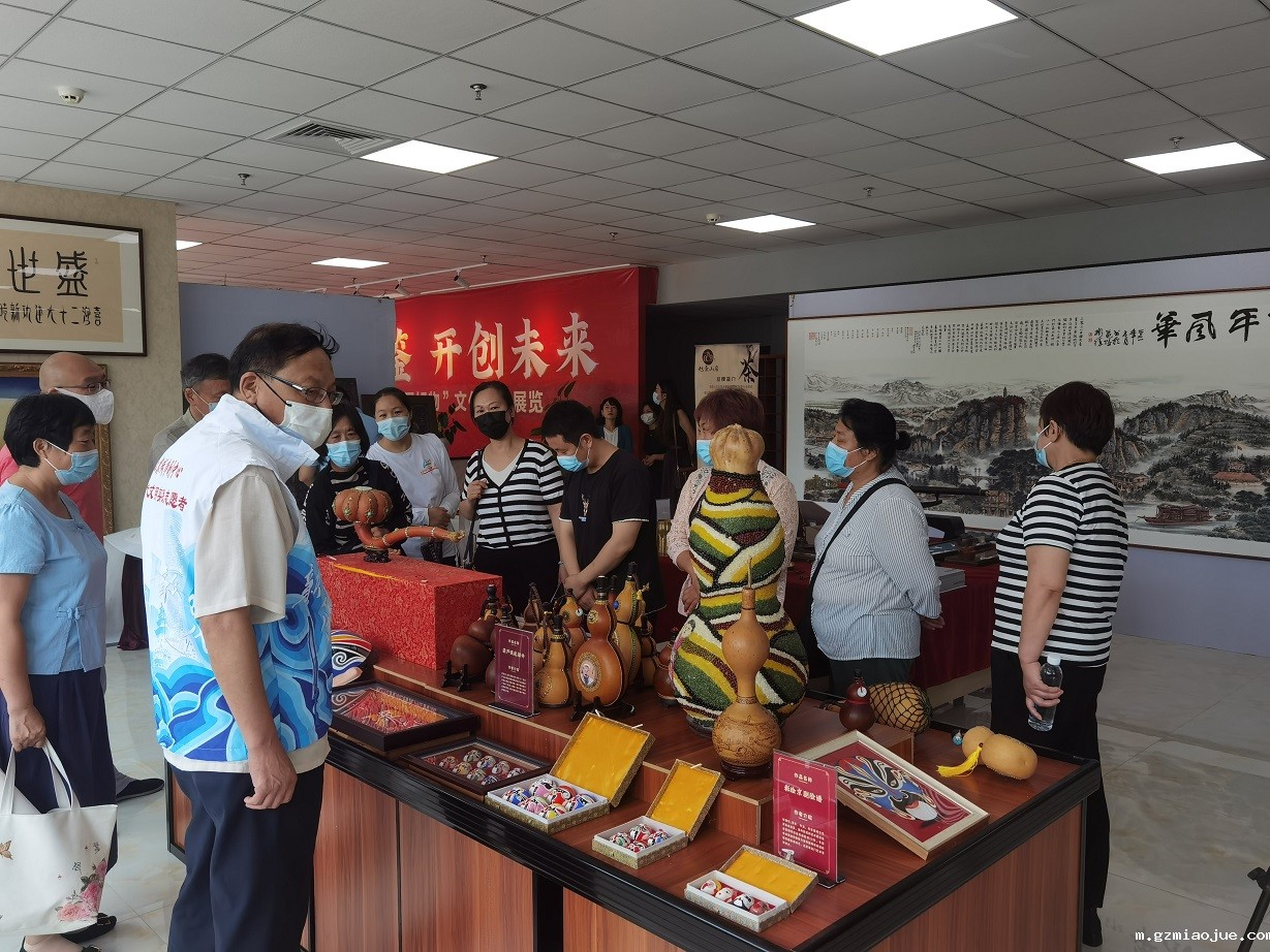 参观展览 (1) 参观展览 (1)